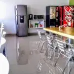 Snack- und Getränkeautomat im Pausenraum oder Kantine